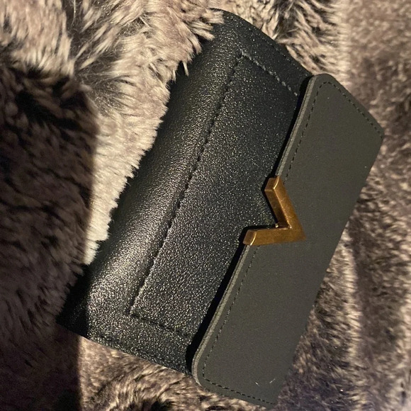 Fashion  Vegan Leather V logo small wallet New - Picture 10 of 11